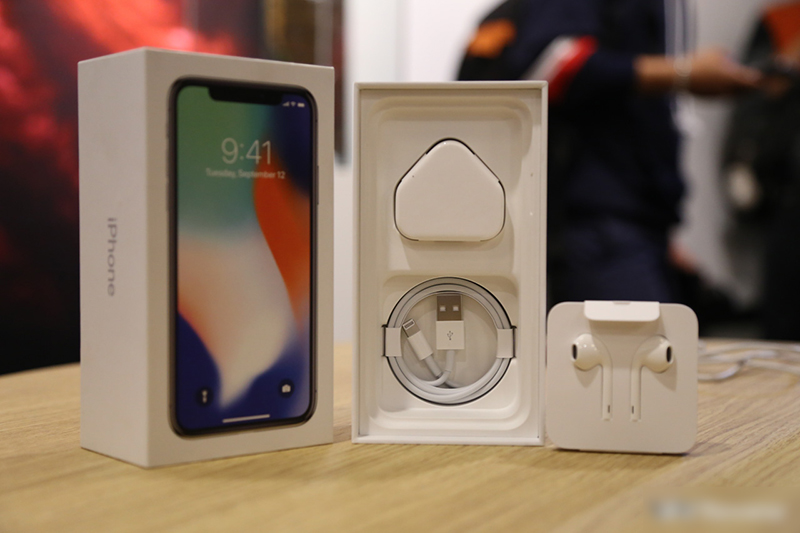 Mở hộp iPhone X 256GB vừa về Việt Nam: giá xấp xỉ 60 triệu đồng